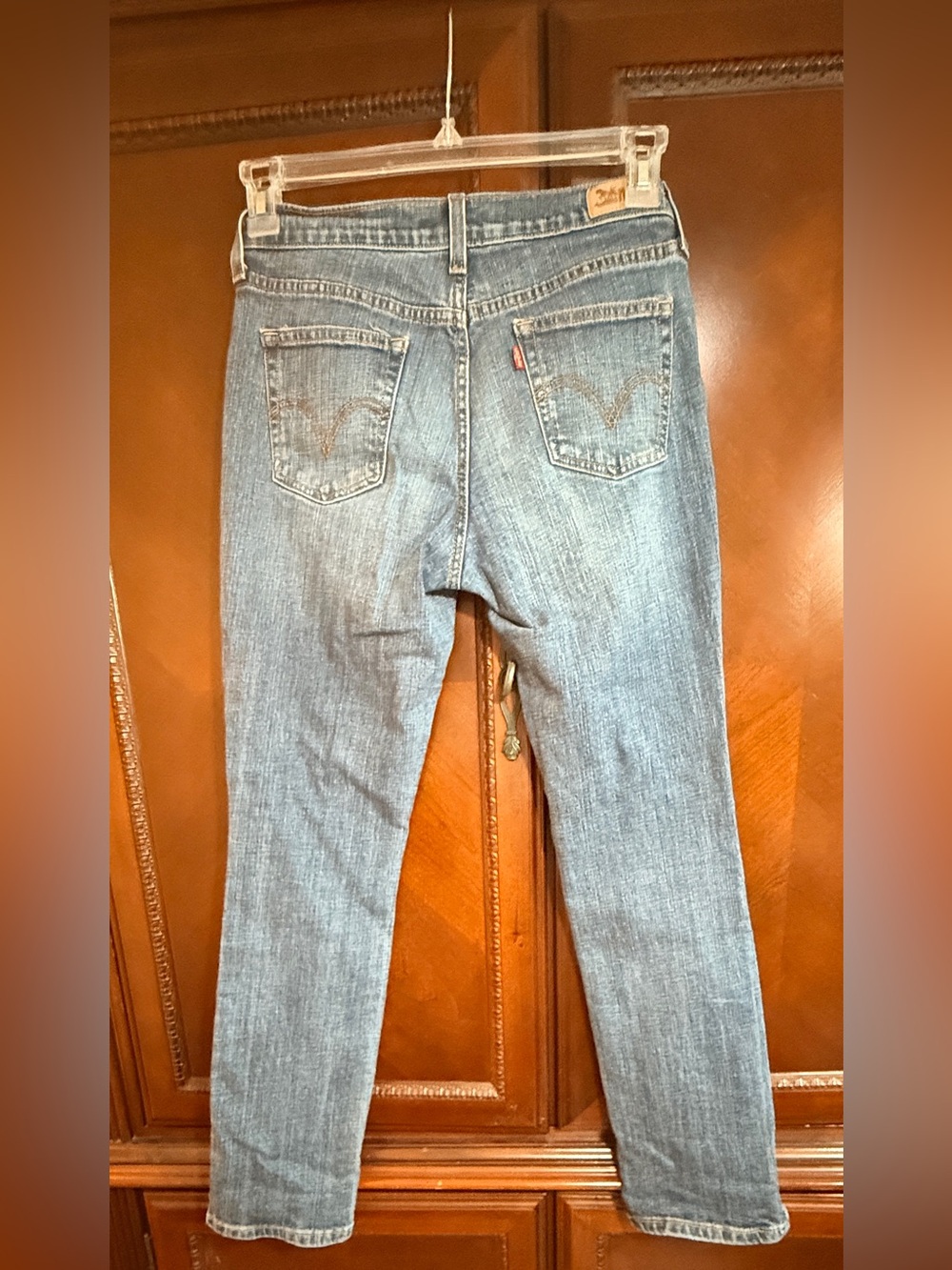 Levi's Women's 505 mid rise
Medium wash straight leg jeans some
stretch GUC sz 4 - Picture 5 of 12